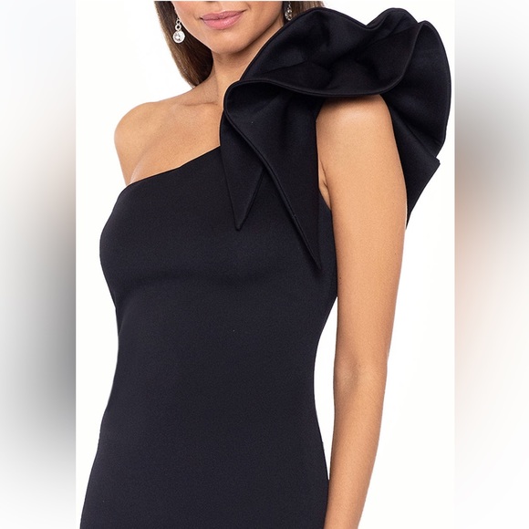 Betsy & Adam Women’s one shoulder Scuba Crepe Gown - Picture 3 of 10